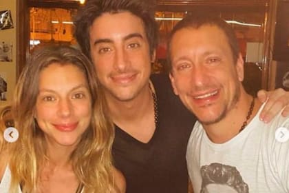 Nico Vázquez junto a sus dos hermanos, Santiago y Soledad