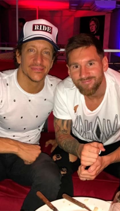 Nico Vázquez junto a Lionel Messi