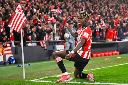 Nico Williams celebra tras marcar el primer gol del Athletic Bilbao ante Roma
