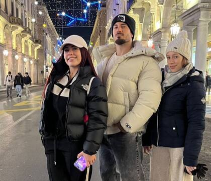 Nico y sus dos hermanas divertidos en viaje