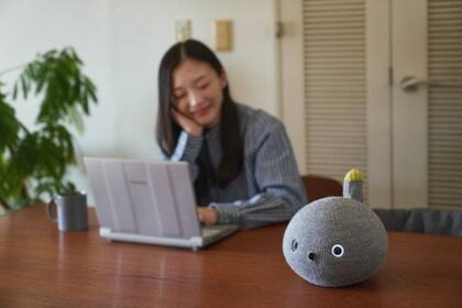 Nicobo, el robot de Panasonic, puede responder al cariño de sus dueños y simular flatulencias para sumar una cuota de humor