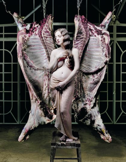 Nicola alada, fotografía inspirada en Francis Bacon