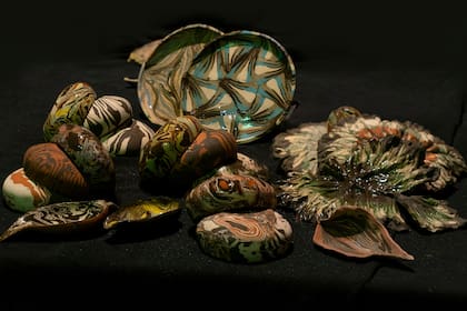 Con la técnica milenaria japonesa neriage nerikomi e inspirada en vegetales y flores, Nicola Costantino creó una serie de vajilla y cuencos de cerámica