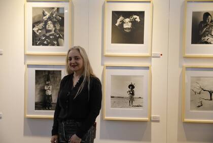 Nicola Costantino con las fotografías de Graciela Iturbide -una de ellas vendida- en Arte x Arte