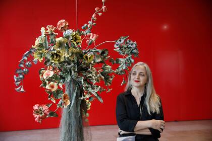 Nicola Costantino y una de sus obras en Fundación Santander, donde será el After Gallery