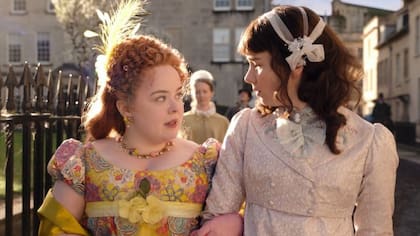 Nicola Coughlan (izquierda) como Penelope Featherington y Claudia Jessie como Eloise Bridgerton