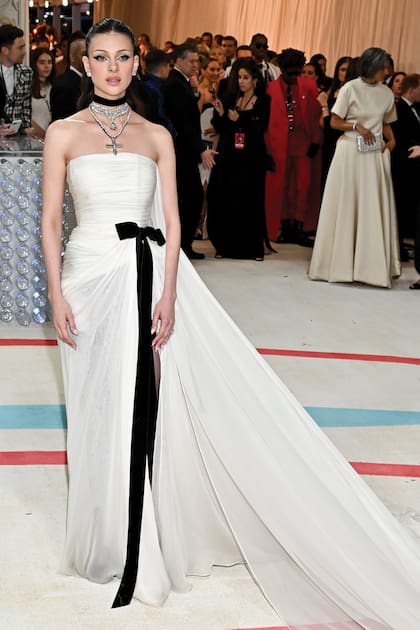 Nicola en Nueva York, con un vestido blanco con lazo negro de Valentino que la actriz usó como homenaje a Karl Lagerfeld, tópico de la Met Gala 2023.
