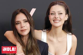 Tiene 29 años, es actriz y adoptó un look inspirado en el de Victoria, su famosa suegra