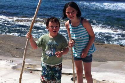 Nicola y John estaban preocupados de que Tom fuera una carga para su hermana, pero ella lo adora y él ha enriquecido sus vidas.