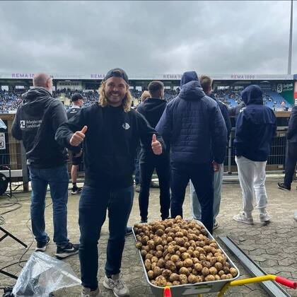 Nicolai Bryde Nielsen, parte del equipo de patrocinadores del partido, con la carretilla llena de papas