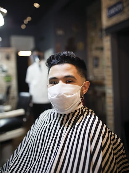 Nicolás (21) Cliente. ¿Qué es lo que más extrañabas de la peluquería? “Extrañaba salir de mi casa y también sentirme prolijo”.