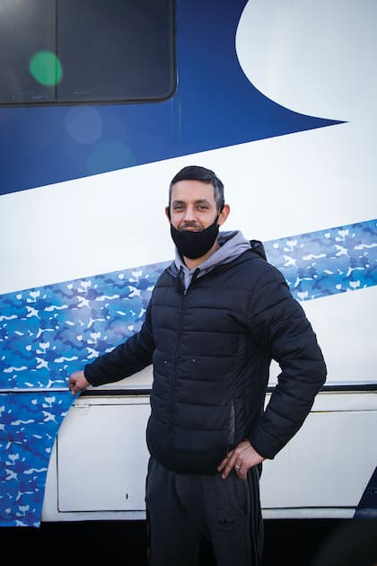 Nicolás (41). Ocupación: Ploteos de vehículos. ¿Qué es lo que más te gusta del oficio? “Es entretenido y muy creativo en cuanto a los diseños que te piden”.