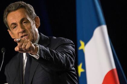 El presidente francés Nicolás Sarkozy ve comprometido su futuro político