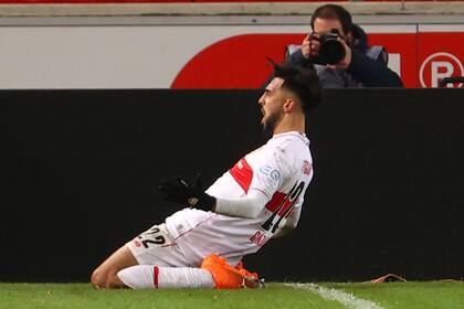 Uno de los festejos del argentino Nicolás González con la camiseta de Stuttgart, de Alemania, club que acaba de transferirlo a Fiorentina (Italia).