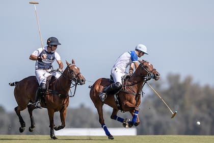Nicolás en acción, pegando un revés ante el brasileño Rodrigo Ribeiro de Andrade en la final de Tortugas, en la que La Dolfina presentó un equipo alternativo; Ellerstina lo goleó por 16 a 6.
