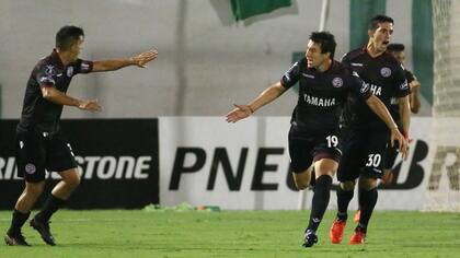 Nicolás Aguirre festeja el primer gol de Lanús