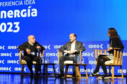 Nicolás Arceo, director de la consultora Economía y Energía; Nicolás Gadano, responsable de Energía de la Fundación Pensar; y Luciana Paoletti, gerenta de Contenidos y Comunicaciones de IDEA