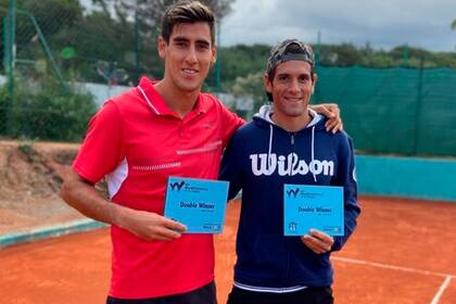 Nicolás Arreche (a la der.), el tenista argentino suspendido provisionalmente mientras se lo investiga por presunta corrupción, con Franco Feitt, jugador nacional castigado de por vida en abril pasado.