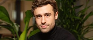 Un argentino que convirtió guano de gallina en biofertilizante fue distinguido por una iniciativa apoyada por Bill Gates