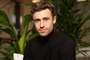 Un argentino que convirtió guano de gallina en biofertilizante fue distinguido por una iniciativa apoyada por Bill Gates