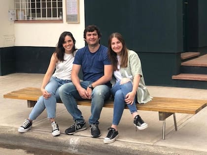 Nicolás Barnetche, con su hermana María Paz y su novia, Victoria Aschero.