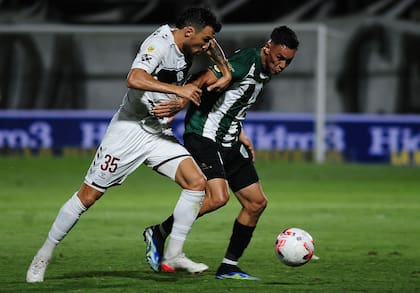 Nicolás Bertolo, ex futbolista de Banfield, comienza un ataque de Platense.