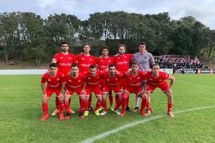 Nicolás Bobadilla, el primero de abajo desde la izquierda, en una formación titular de Waiheke United y en un típico contexto neozelandés de árboles y lomadas