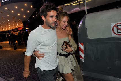 Nicolas Cabre con su novia Rocio Pardo a la salida del teatro en la función de los Mosqueteros