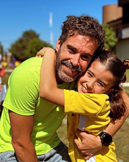 Nicolás Cabré contento junto a su hija Rufina