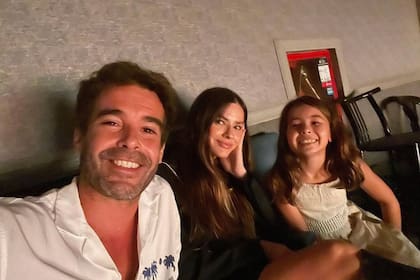 Nicolás Cabré, la China Suárez y Rufina, sonrientes en el teatro; la relación entre ambos no continuó, pero tienen un excelente vínculo y ambos disfrutan del amor por su hija