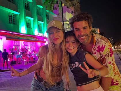 Nicolás Cabré, Rocío Pardo y Rufina en su viaje a México