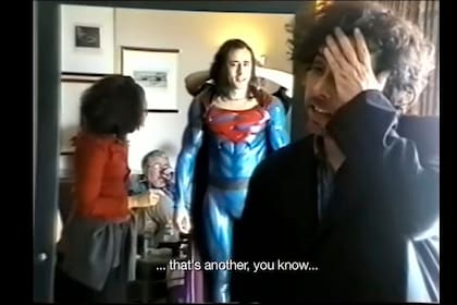 Nicolas Cage junto a Tim Burton en una prueba de vestuario de Superman Lives, el "proyecto soñado" del actor, que nunca se filmó