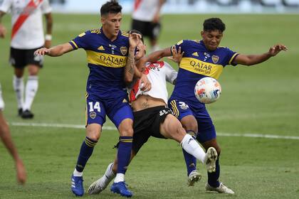 Nicolás Capaldo y Cristian Medina, en acción en el último superclásico.