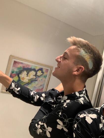 Nicolás Casco con el corte del "Dibu" Martínez