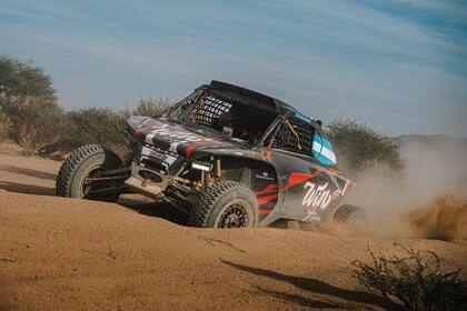 Nicolás Cavigliasso con un DK25 Taurus, en un ensayo; el piloto es un habitué del Dakar, pero tuvo que dejar los quads.