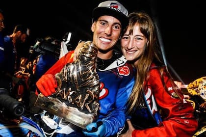Nicolás Cavigliasso exhibe el Touareg que lo premia como ganador en quadas en 2019; en el podio en Lima le propuso casamiento a Valentina