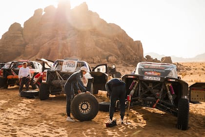 Nicolás Cavigliasso y Valentina Pertegarini preparan su Taurus para el día siguiente; no debieron reparar el auto y tuvieron una noche tranquila en el desierto saudita, más allá de las incomodidades.