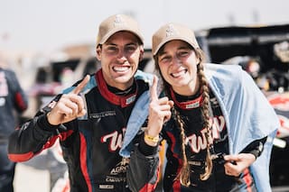 Eran compañeros de primario, se pusieron de novios en el Dakar, se casaron y hoy ganaron la carrera más brava