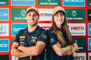 Son matrimonio y ganaron la primera etapa del Dakar sacando ramas y espinas que se metían al auto