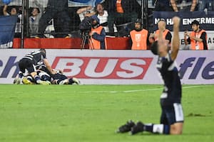 Al ángulo e imposible para el arquero: así fue el golazo con el que Gimnasia se quedó en Primera