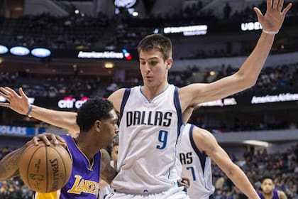 Nicolás, con la camiseta de Dallas Mavericks.