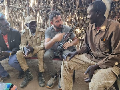 Nicolás conversando con soldados de Sudan, que atraviesa una de las guerras mas sangrientas del momento.