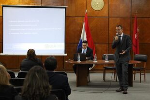 Nicolás Dapena Fernández, durante una conferencia sobre armas biológicas realizada en Paraguay