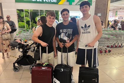 Nicolás Darritchon, Lucas Bolaño y Bautista Delgado viajaron por primera vez a Chile y compraron zapatillas, ropa y tecnología