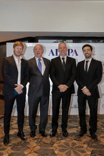 Nicolás de Anchorena, jefe de Relaciones Externas Grupo Clarín, Héctor Moisés Lebensohn, director de Democracia, el presidente de ADEPA, y Tomás Vio, jefe de Comunicaciones Externas Grupo Clarín