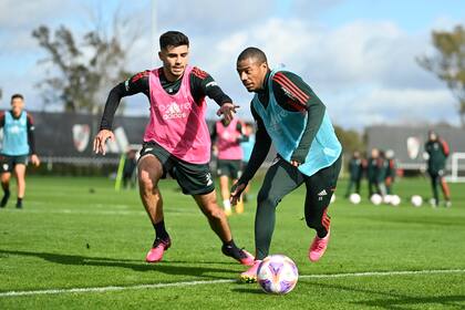 Nicolás De la Cruz ante Santiago Simón, en el entrenamiento de River
26/7/2023