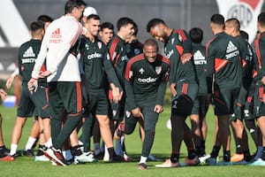 Nicolás De la Cruz, en el centro de la imagen en un momento de distensión del entrenamiento de River