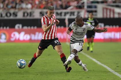 Nicolás De la Cruz intenta dar un pase con la marca de Estévez