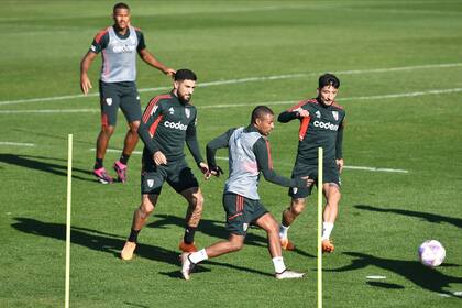 Nicolás De la Cruz se entrena en River, mientras espera las definiciones por su futuro.
