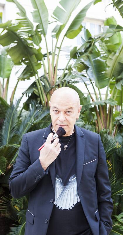 Nicolás Degennes es el director artístico de maquillaje y color de Givenchy